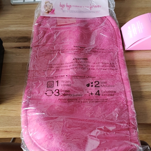 NIB Make Up Eraser - Picture 2 of 6